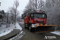 Los Bomberos de la DPZ trabajan para evitar la formación de placas de hielo durante el temporal de nieve