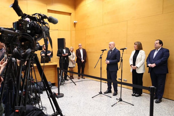 El delegado del Gobierno en Catalunya, Carlos Prieto; la alcaldesa de L'Hospitalet de Llobregat, Nuria Marín, y el conseller de Interior, Joan Ignasi Elena