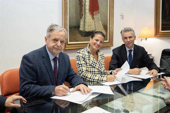 El presidente de la Diputación de Córdoba, Salvador Fuentes (izda.), suscribe la operación de crédito con Caixabank.