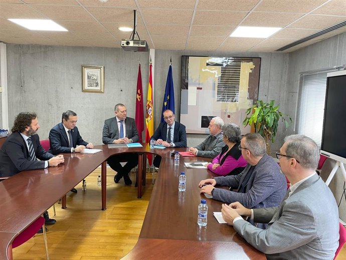 El consejero de Educación, Formación Profesional y Empleo, Víctor Marín, durante la reunión técnica mantenida con los representantes de CCOO, UGT y CROEM