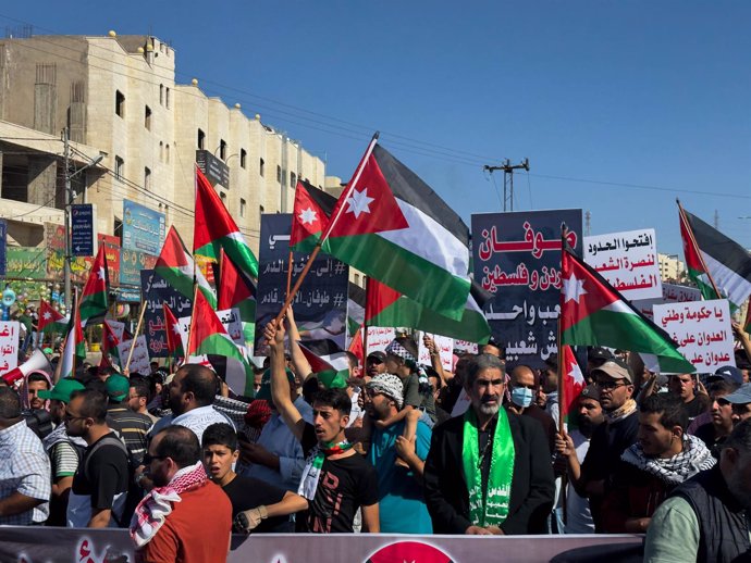 Archivo - Imagen de archivo de manifestantes protestando en Jordania en señal de apoyo a la población de Gaza. 