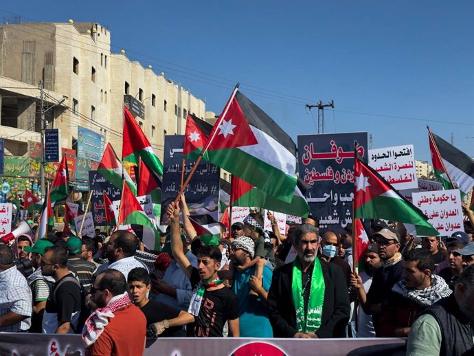 Archivo - Imagen de archivo de manifestantes protestando en Jordania en señal de apoyo a la población de Gaza.
