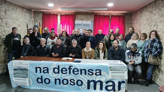 Colectivos ecologistas y del mar en rueda de prensa para informar sobre la manifestación en defensa del mar, convocada en Santiago el 21 de enero de 2024.