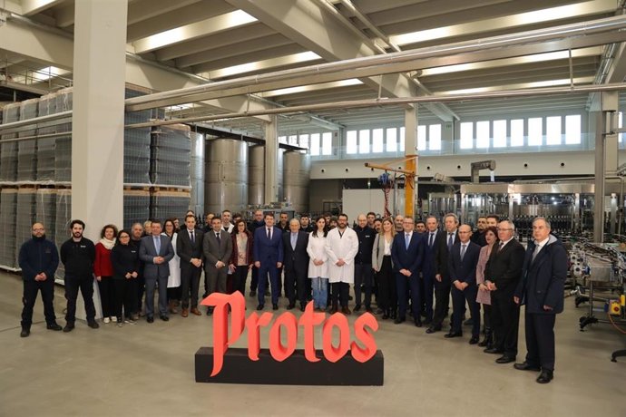 El presidente de la Junta, Alfonso Fernández Mañueco, inaugura el nuevo centro logísitco de bodegas Protos en Peñafiel (Valladolid)