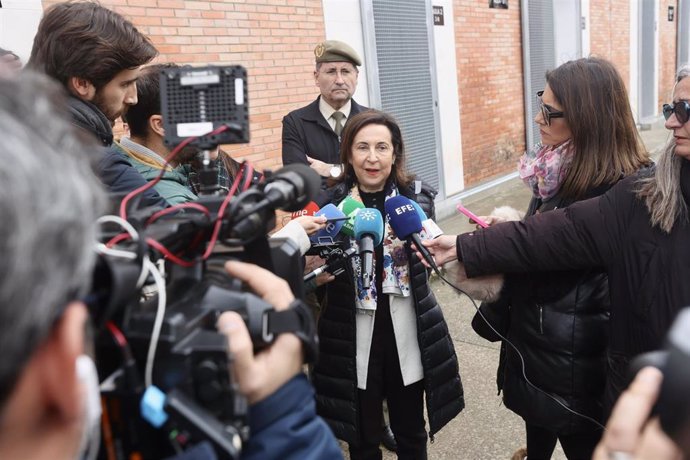 La ministra de Defensa, Margarita Robles, atiende a los medios de comunicación tras la visita al acuartelamiento en San Fernando, a 19 de enero de 2024, en Cádiz, Andalucía (España).