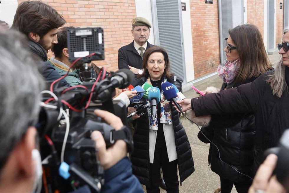 La ministra de Defensa, Margarita Robles, atiende a los medios de comunicación tras la visita al acuartelamiento en San Fernando, a 19 de enero de 2024, en Cádiz, Andalucía (España).
