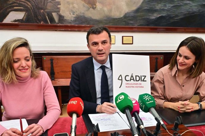El alcalde de Cádiz presentando la imagen para Fitur.