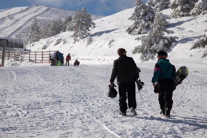 Varias personas en la estación de esquí de Valdesquí, a 11 de enero de 2024, en Rascafría, Madrid (España). 