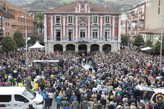 Archivo - La plaza del Ayuntamiento de Mieres repleta de gente para dar el último adiós a su alcalde, Aníbal Vázquez, en la plaza del Ayuntamiento de Mieres, a 14 de noviembre de 2023, en Mieres.