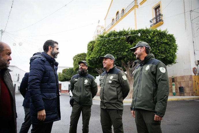 El consejero de Sostenibilidad, Medio Ambiente y Economía Azul, Ramón Fernández-Pacheco, durante su visita al ayuntamiento de Dalías (Almería)