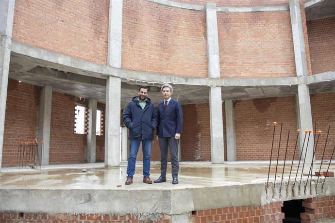 El delegado de Infraestructuras, Sostenibilidad y Agricultura de la Diputación de Córdoba, Andrés Lorite (dcha.), visita las obras de construcción del futuro centro cultural de Espejo.