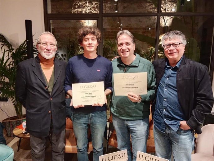 El director de 'El Ciervo', Jordi Boix (i), junto a los ganadores Jordi Doce y Juan Antonio Bernier y el poeta, traductor y miembro del jurado  Jesús Aguado (d) en la librería Byron de Barcelona.
