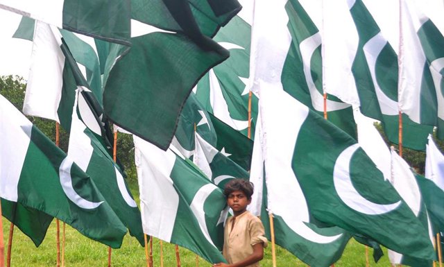 Archivo - Banderas de Pakistán en la capital, Islamabad, durante los preparativos de la celebración del Día de la Independencia en 2023 (archivo)