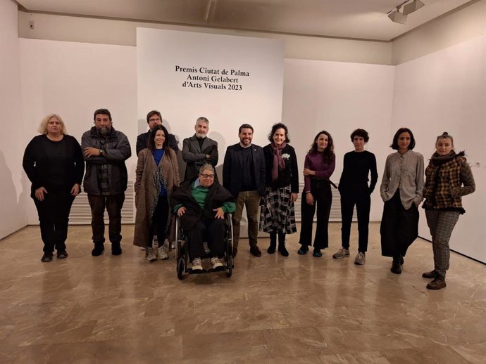 Los diez finalistas del Premis Ciutat de Palma Antoni Gelabert d'Arts Visuals 2023 en el Casal Solleric durante la rueda de prensa realizada para presentar la exposición que se inaugura este sábado.