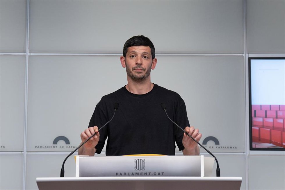 Archivo - El diputado de la CUP Xavier Pellicer durante una rueda de prensa en el Parlament, a 30 de marzo de 2023