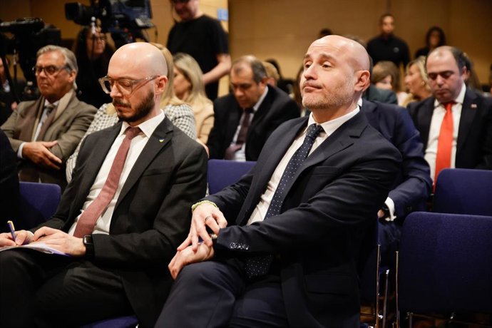 El jefe de la Oficina del Parlamento Europeo en Barcelona, Sergi Barrera (i), junto al delegado del Gobierno en Catalunya, Carlos Prieto (d), durante la presentación de prioridades de la presidencia belga del Consejo de la UE.