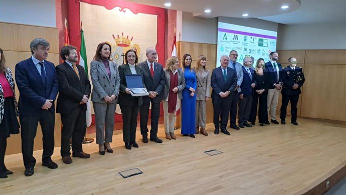 La viceconsejero de Justicia, Ana Corredera, ha participado en el acto y ha recogido el reconocimiento en nombre del presidente de la Junta de Andalucía.