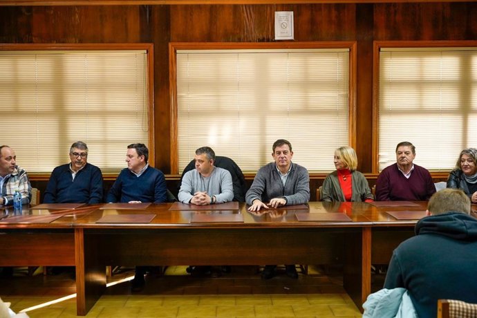 El candidato del PSdeG a la Presidencia de la Xunta, José Ramón Gómez Besteiro, se reúne en Malpica (A Coruña) con representantes del cerco y la cofradía