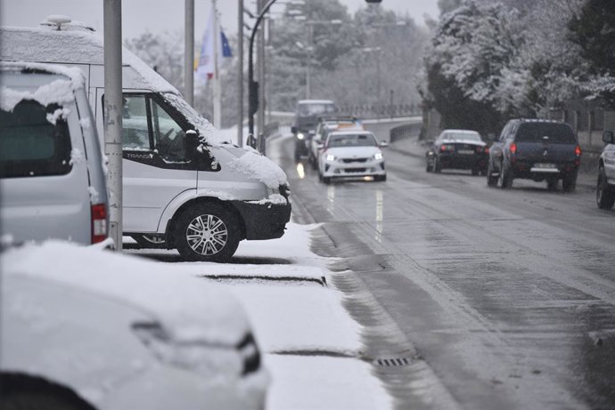 Nieve sobre un furgón, a 10 de enero de 2024, en Jaca, Huesca, Aragón (España). La DANA ha llegado a Aragón con lluvia, frío y nieve, poniendo en alerta a los servicios de protección civil de la comunidad. Los primeros copos de nieve ya han empezado a c