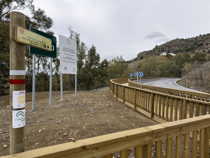Pizarra estrena sendero de cuatro kilómetros con pasarelas y miradores dentro de Corredor Verde del Guadalhorce