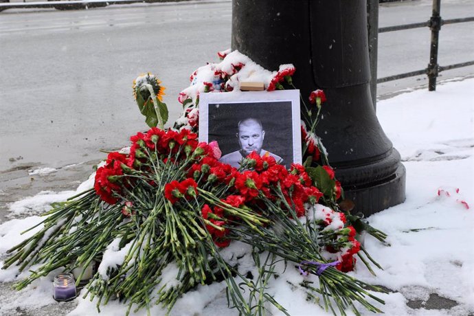 Archivo - Flores en recuerdo del bloguero ruso Vladlen Tatarski, muerto en un ataque con bomba en una cafetería de San Petersburgo (Rusia)