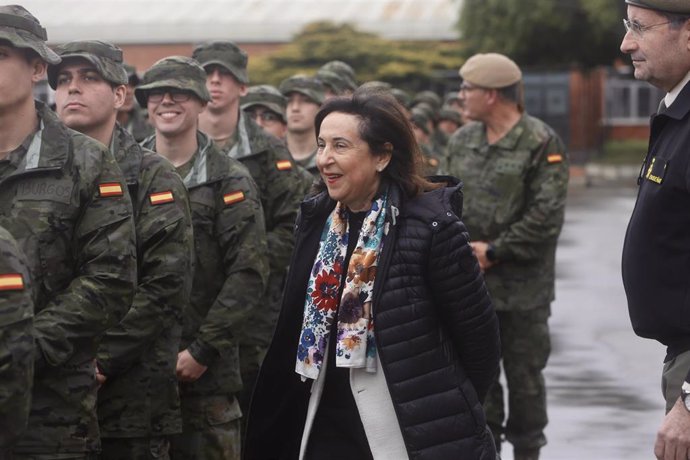 La ministra de Defensa, Margarita Robles, pasa revista a las tropas en el Acuartelamiento Camposoto en San Fernando.