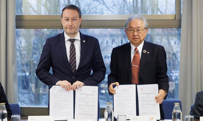 Ramón Gonzalo, rector de la UPNA (izq.), tras la firma del convenio, junto a Masaaki Oka, presidente de la Universidad Prefectural de Yamaguchi.