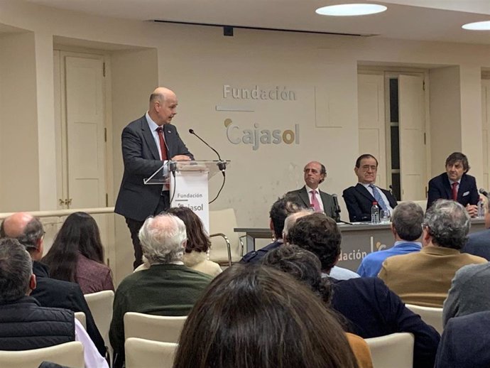 El profesor y decano de la Facultad de Derecho, Fernando Llano Alonso, ha ganado el Premio Ángel Olavarría que entrega la Fundación Cultura Andaluza en colaboración con la Fundación Cajasol.