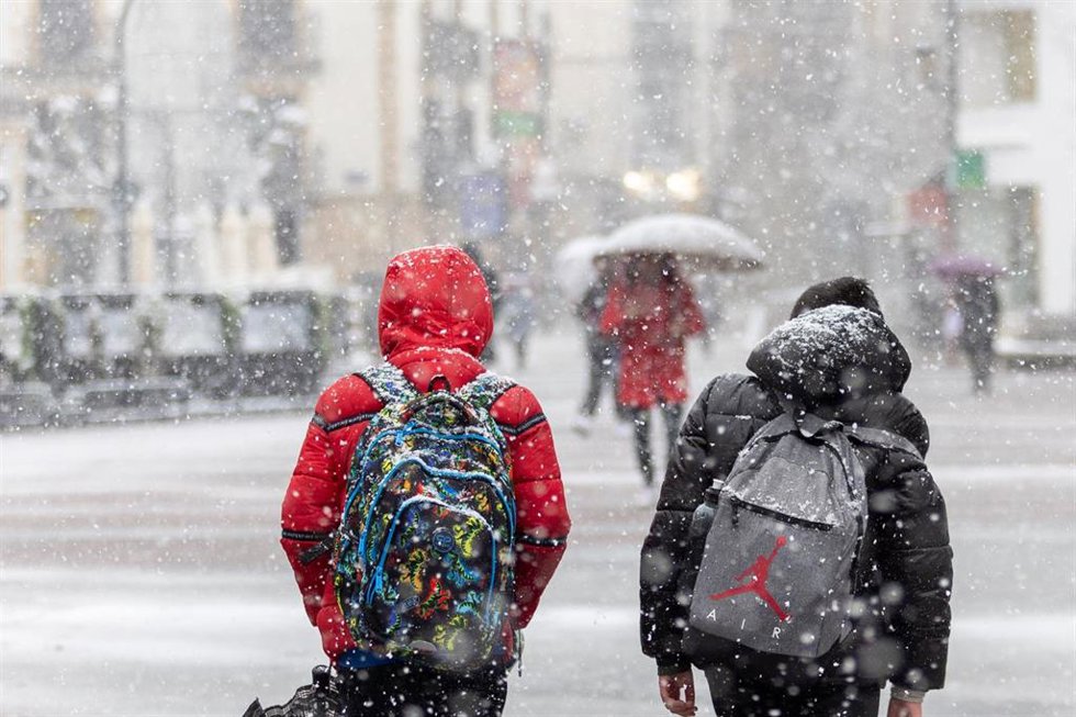 Dos niños caminan mientras nieva, a 19 de enero de 2024, en Soria, Castilla y León (España). El paso de la borrasca Juan  ha traído consigo importantes nevadas que dificultan la circulación en varias carreteras de la red principal de las provincias de S