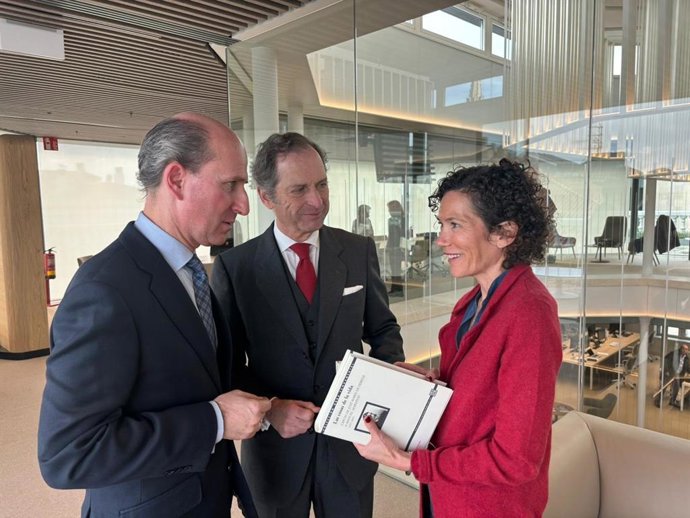 Jaime Olmedo, a la izquierda, editor del volumen 'Las cosas de la vida'