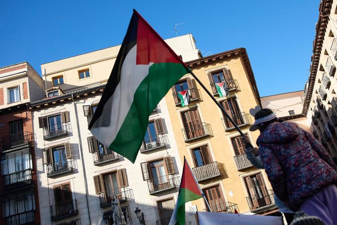 Una bandera palestina durante una manifestación en apoyo a Palestina, frente al Ministerio de Asuntos Exteriores, a 30 de diciembre de 2023, en Madrid (España). 