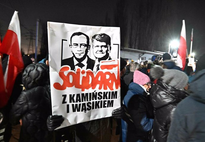 Manifestación en Polonia en defensa de la libertad de los parlamentarios Mariusz Kaminski y Maciek Wasik, condenados a dos años de prisión por abuso de poder durante su estancia al frente de la Oficina Central Anticorrupción de Polonia