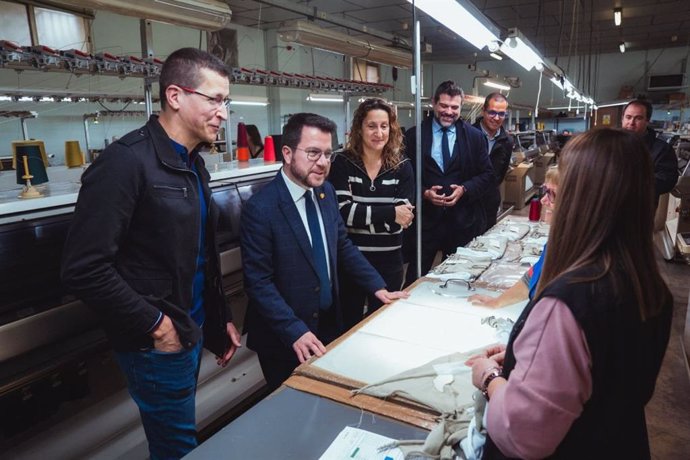 El presidente de la Generalitat, Pere Aragonès, en una visita a una cooperativa textil en Espluga Calba