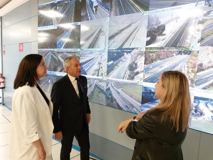 Nicanor Sen, Junto con Alicia Villar (i) e Inmaculada Matías, en el centro de gestión de Tráfico de la DGT.