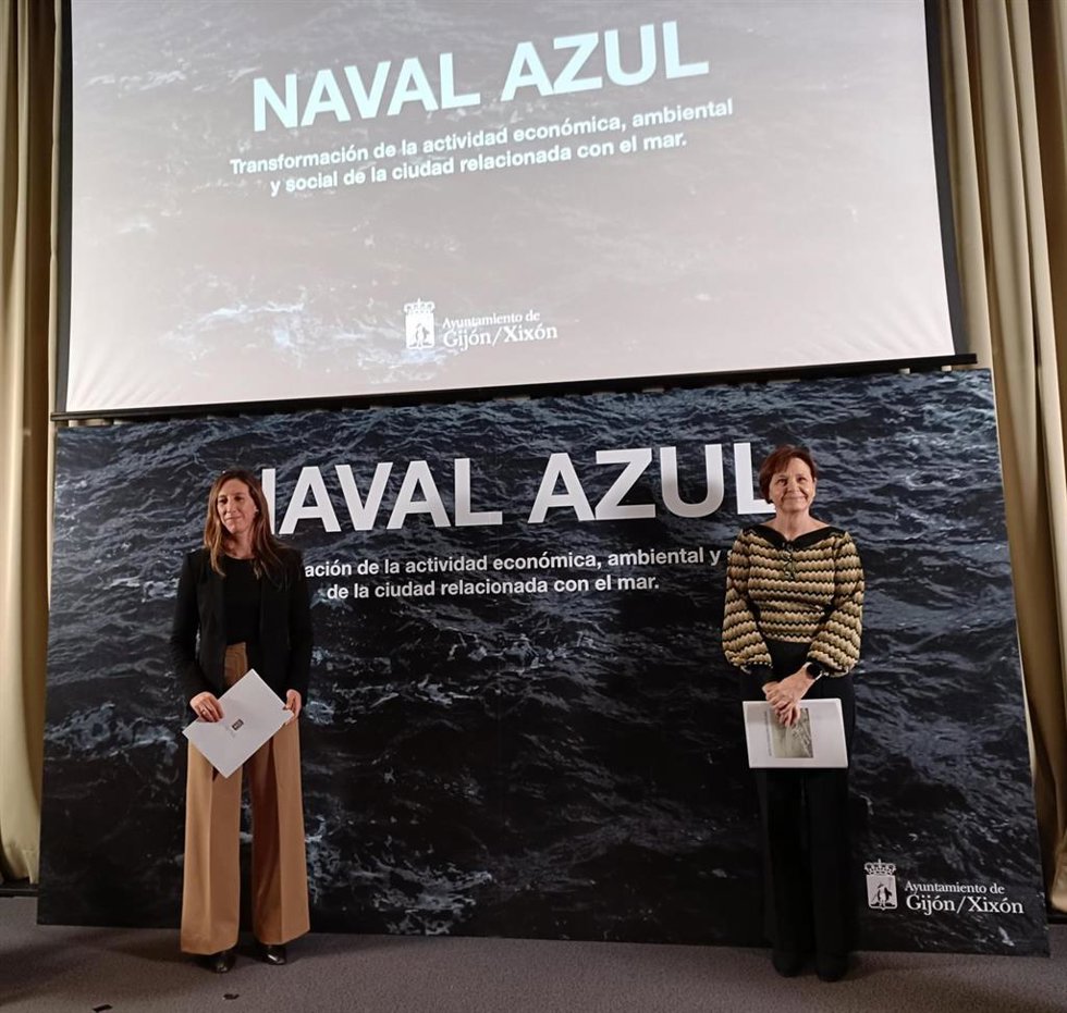 La alcaldesa de Gijón, Carmen Moriyón (Foro), y la vicealcaldesa gijonesa, Ángela Pumariega (PP), momentos antes de la presentación, en el Acuario, del proyecto Naval Azul, que se desarrollará en el antiguo solar del astillero Naval Gijón.