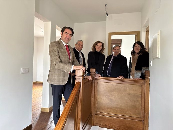 El consejero de Vivienda, Suárez-Quiñones, con el delegado de la Junta en Segovia, Sanz Merino y varios alcaldes del Programa Rehabitare Visitan una vivienda rehabilitada de Coca.