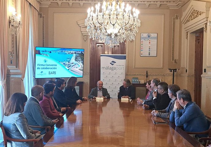 Representantes de las empresas de la comunidad portuaria, tales como consignatarias y concesionarias, han presenciado la firma de este acuerdo suscrito por Carlos Rubio y Gabriel Arrabal.