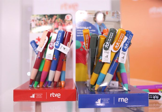 Archivo - Varios bolígrafos expuestos en la presentación de la XXIII edición de la campaña Un juguete, una ilusión, a 28 de noviembre de 2022, en Madrid (España). Un juguete, una ilusión garantiza el derecho del niño al juego con el reparto de jugue