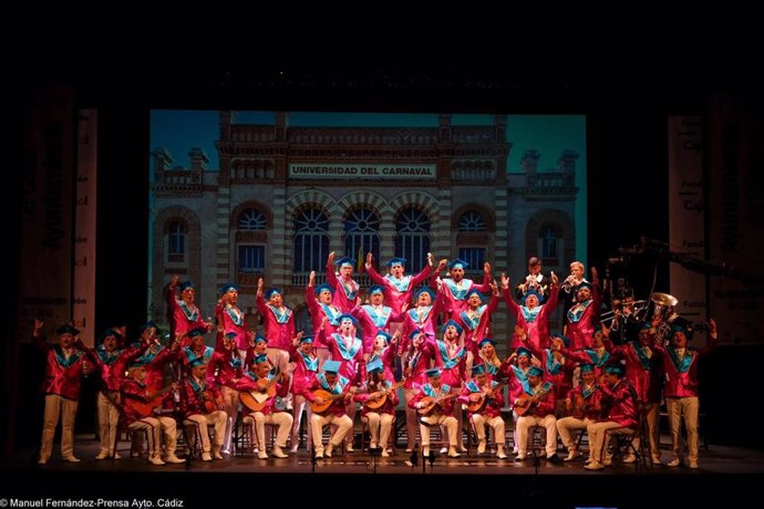 Archivo - Coro 'Carrera Oficial' cantando en el Falla.