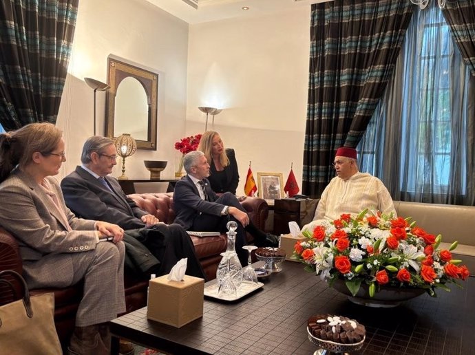 El ministro del Interior, Fernando Grande-Marlaska, con su homólogo marroquí en Rabat