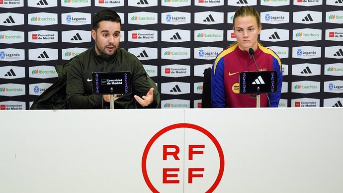 El entrenador del Barça Femení, Jonatan Giráldez, y la jugadora Irene Paredes en la rueda de prensa previa a la final de la Supercopa de España 2024