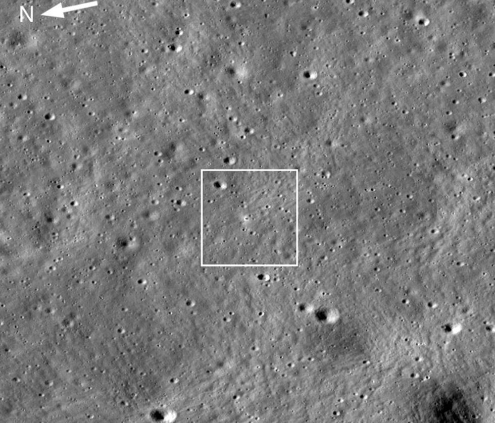 El módulo de aterrizaje está en el centro de la imagen, su sombra oscura es visible contra el halo brillante que lo rodea.