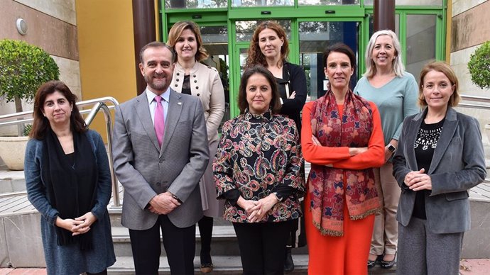 El Colegio de Psicología de Andalucía Occidental se reúne con la consejera de Salud y Consumo, Catalina García