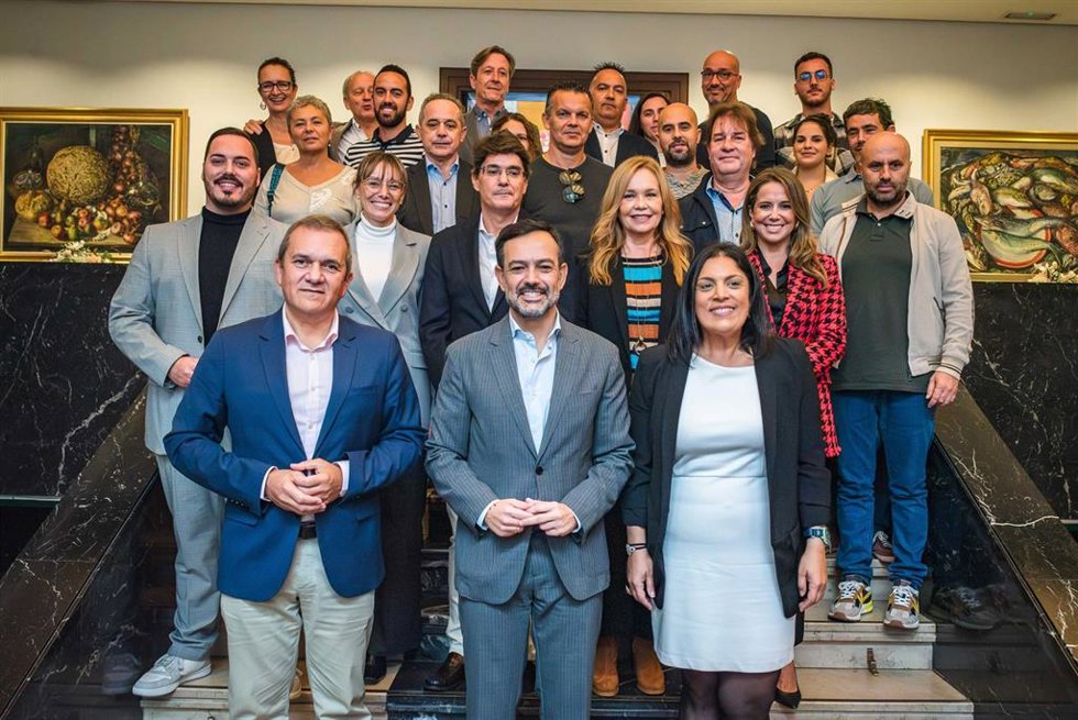 El vicepresidente y consejero del Cabildo de Tenerife, Lope Afonso (c), con parte de la delegación tinerfeña en 'Madrid Fusión'