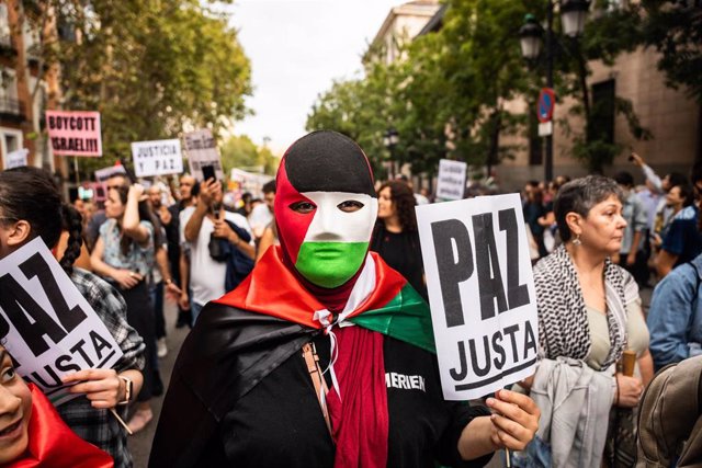 Archivo - Un hombre con los colores de la bandera de Palestina durante una manifestación en apoyo al pueblo palestino