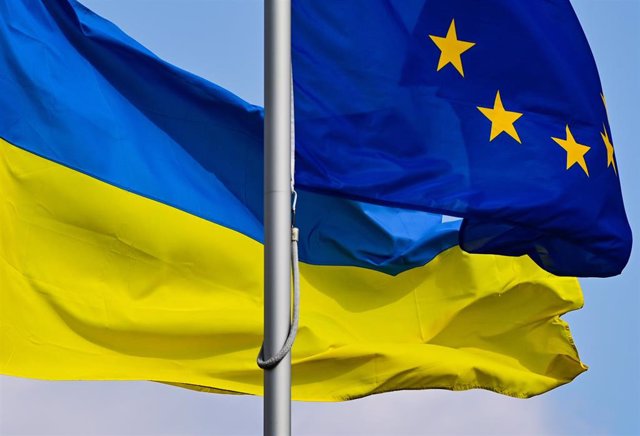 Archivo - Las banderas de la Unión Europea y Ucrania