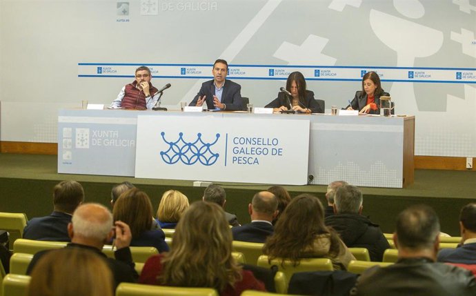 O conselleiro do Mar, Alfonso Villares, preside o pleno extraordinario do Consello Galego de Pesca no que se levará a cabo unha avaliación sobre a repercusión da chegada de pellets á costa de Galicia.