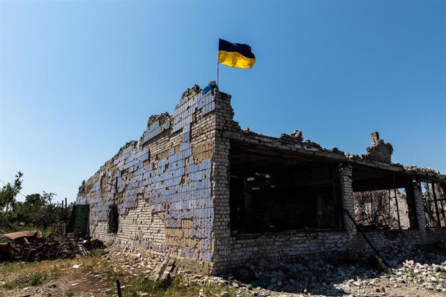 Archivo - July 6, 2023, Neskuchne, Donets'ka Oblastâ€, Ukraine: A Ukrainian flag seen and the top of the ruins of a building in Neskuchne. Ukraine continued its counter-offensive in the east and south. Vremivka, Storozheve and Neskuchne are few of the vil