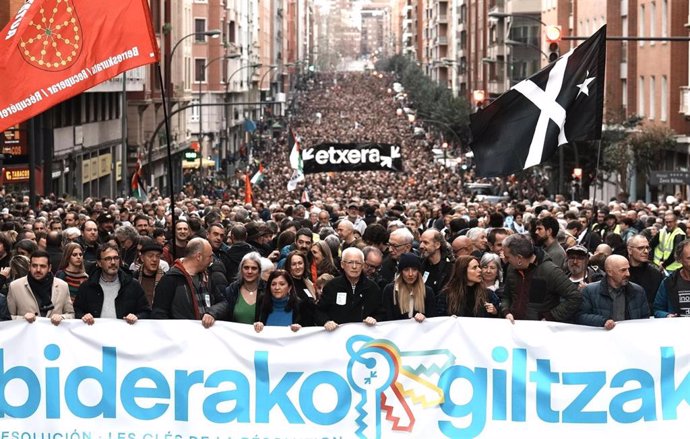 La actriz Itziar Ituño, entre los portadores de la pancarta de la manifestación de Sare en favor de los presos de ETA del 13 de enero de 2024