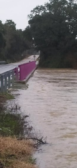 Cortada la CM-5150 en Corchuela (Toledo) tras el desbordamiento del arroyo Alcañizo